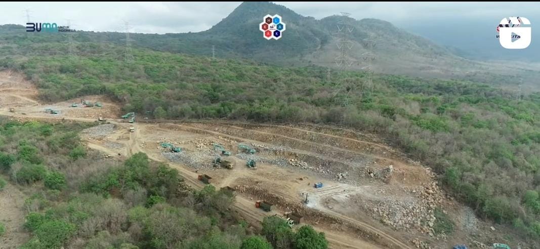 Progres pengerjaan tol Probowangi di perbukitan Banyuglugur, Situbondo. (doc ig @tolproban.wskt))