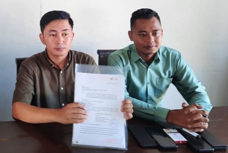 BEREAKSI : Pengacara muda, Aman Al Muhtar menyampaikan membeberkan nota keberatan yang akan ditujukan kepada Bupati Situbondo, Senin (19/2) lalu.