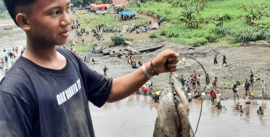 Potret warga mencari ikan di salah satu aliran Sungai Sampean Situbondo. (ig @situbondoinfo)