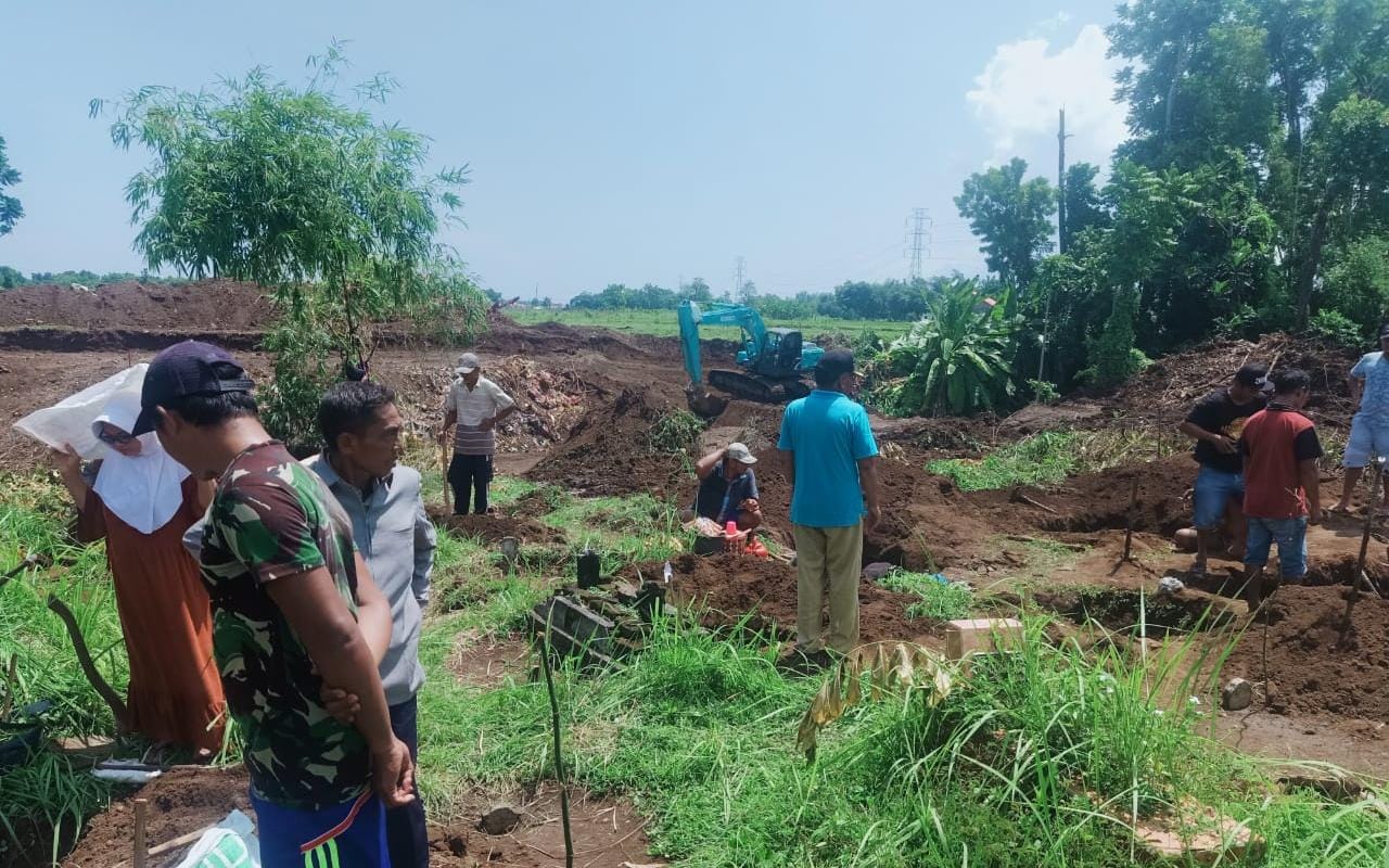 BONGKAR MAKAM: Warga Dusun Sanggaran, Desa Blimbing, Kecamatan Besuki, membongkar puluhan kubur, minggu lalu (18/2).