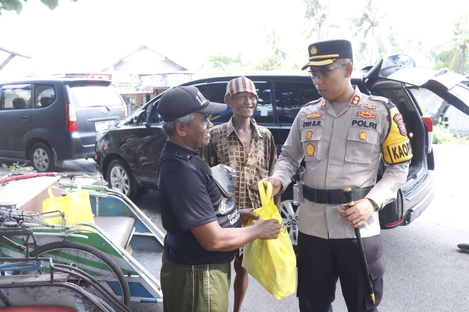 Kapolres Situbondo memberikan apresiasi kepada warga yang berperan jaga kondusifitas pemilu.