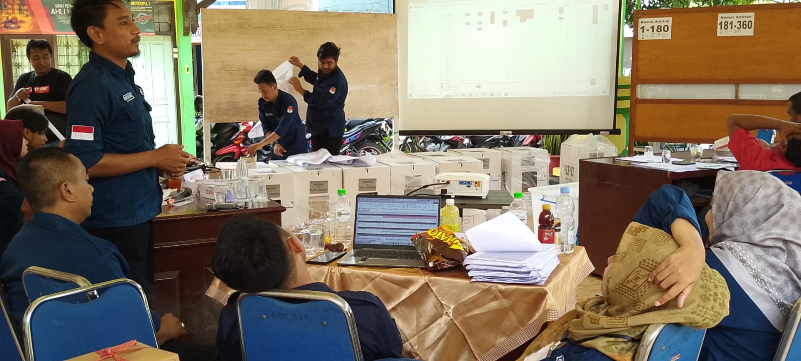 DIPERSIAPKAN : Petugas PPK melaksanakan rekap dihadiri saksi dari partai politik dan pengawas kecamatan, di halaman kantor Kecamatan Kota, Kelurahan Patokan, Kecamatan Kota, Rabu (21/2)
