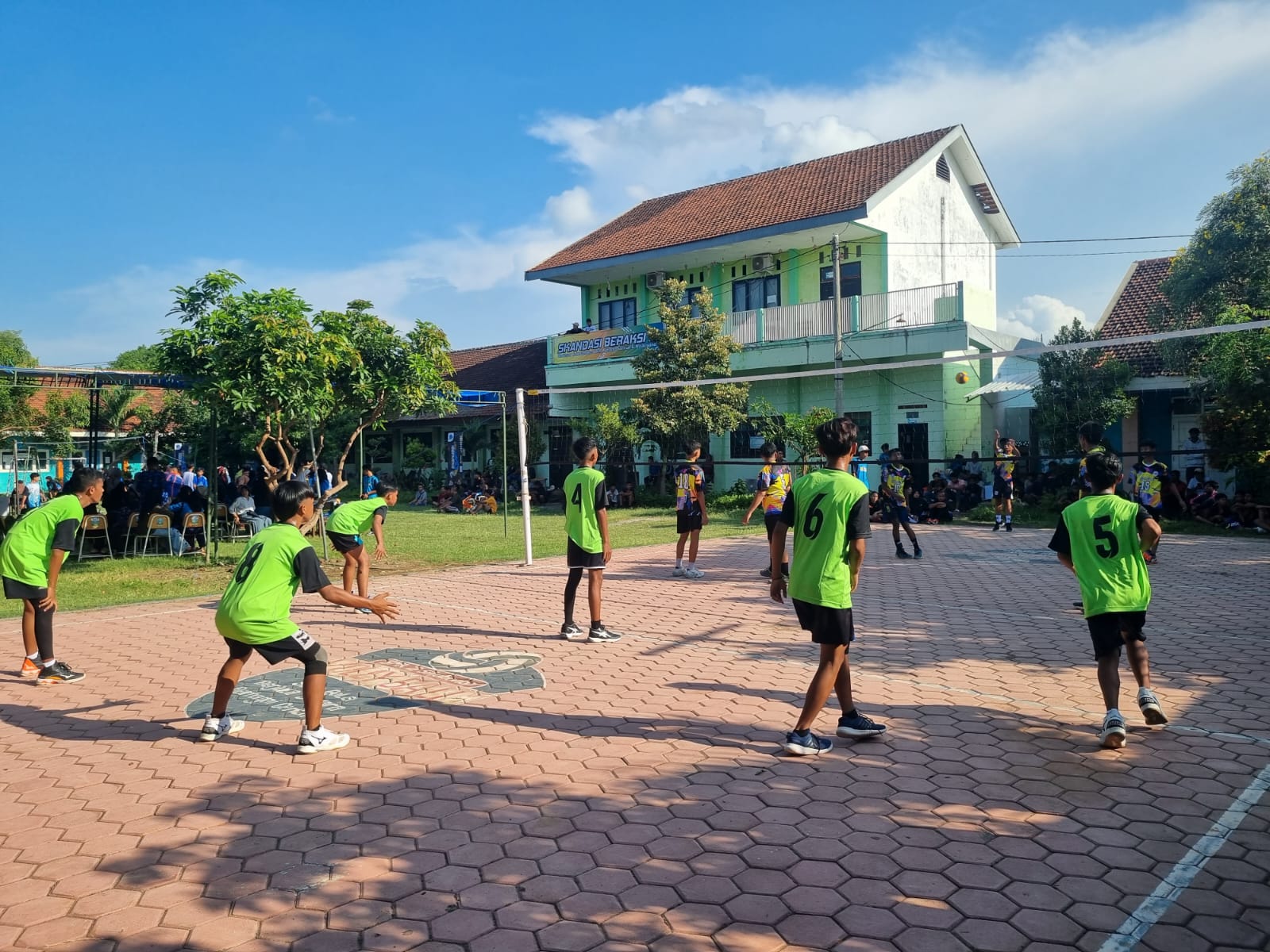 Para atlet bola voli sedang fokus untuk memenangkan pertandingan di lapangan SMKN 2 Situbondo, Rabu (21/2)