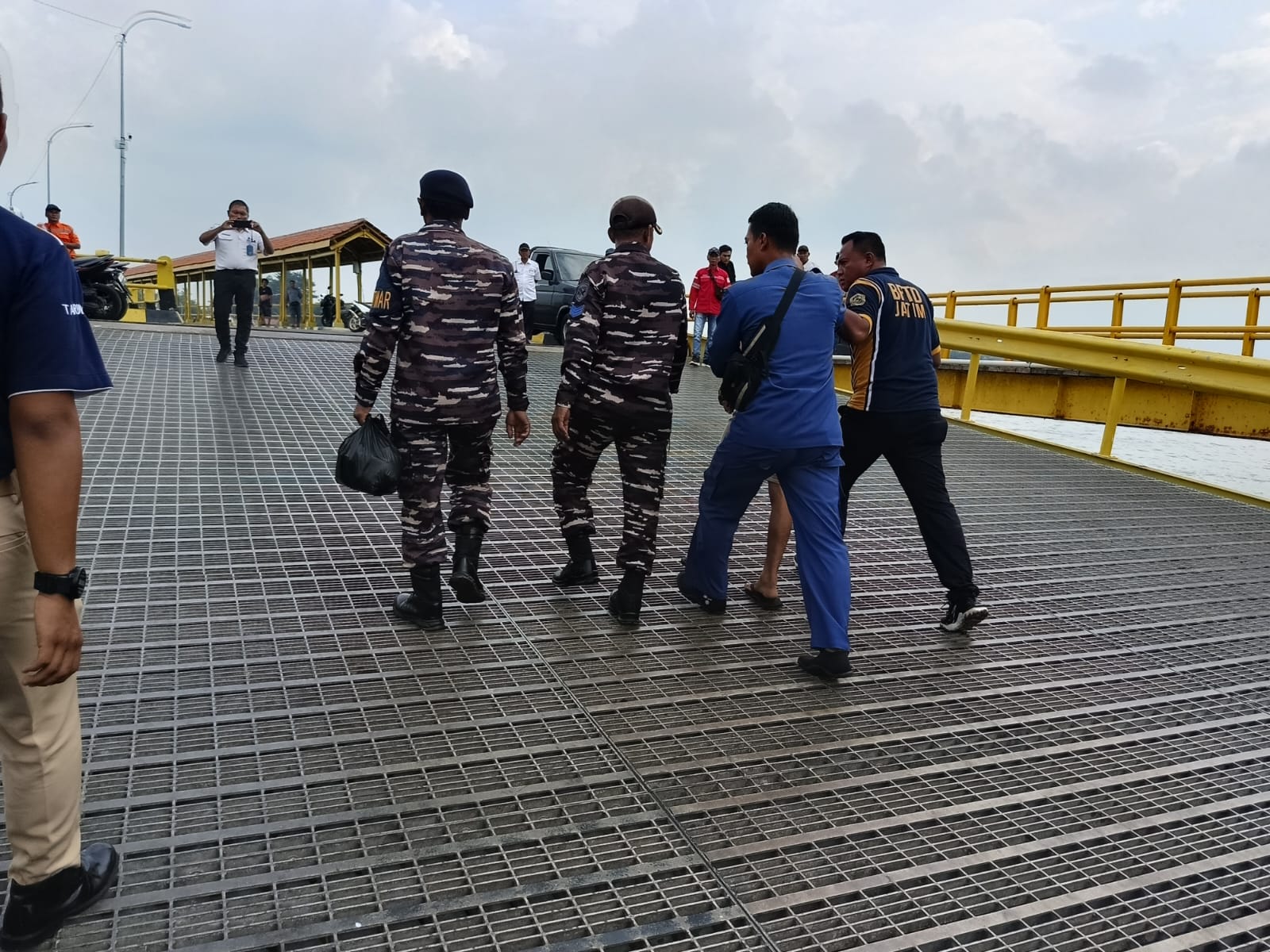 Salah seorang pemuda asal Sumbawa kedapatan mencuri di kapal yang diciduk petugas.