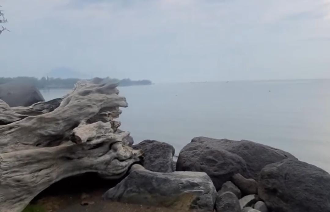 Pantai Muara Kasih menawarkan pemandangan pesisir utara Jawa dengan sunsetnya yang menawan. (Khoirul Rizal/RadarSitubondo.id)