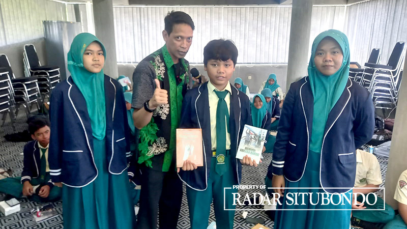 Siswa MTsN 3 Banyuwangi mendapat hadiah buku dari GM JP-RaBa Rahman Bayu Saksono di sela-sela pelatihan menulis opini di Grha Pena Banyuwangi, Kamis (22/2).