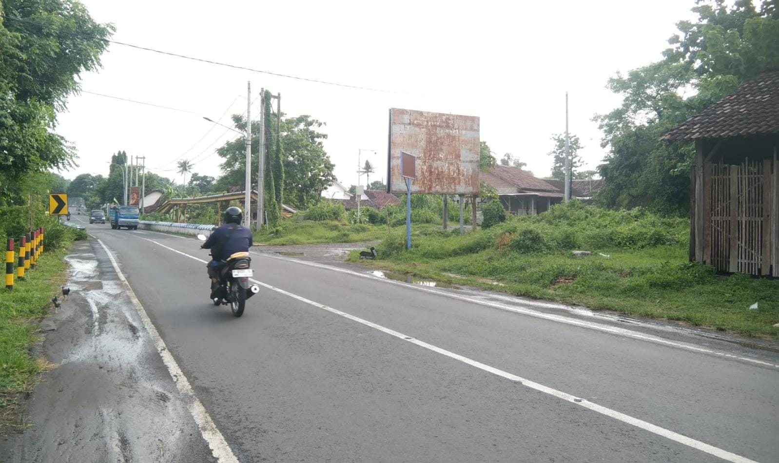 GANG MASUK: Sejumlah pemuda keluar dari kompleks eks lokalisasi gunung sampan, Desa Kotakan, Kecamatan/Kota Situbondo, kemarin (23/2)