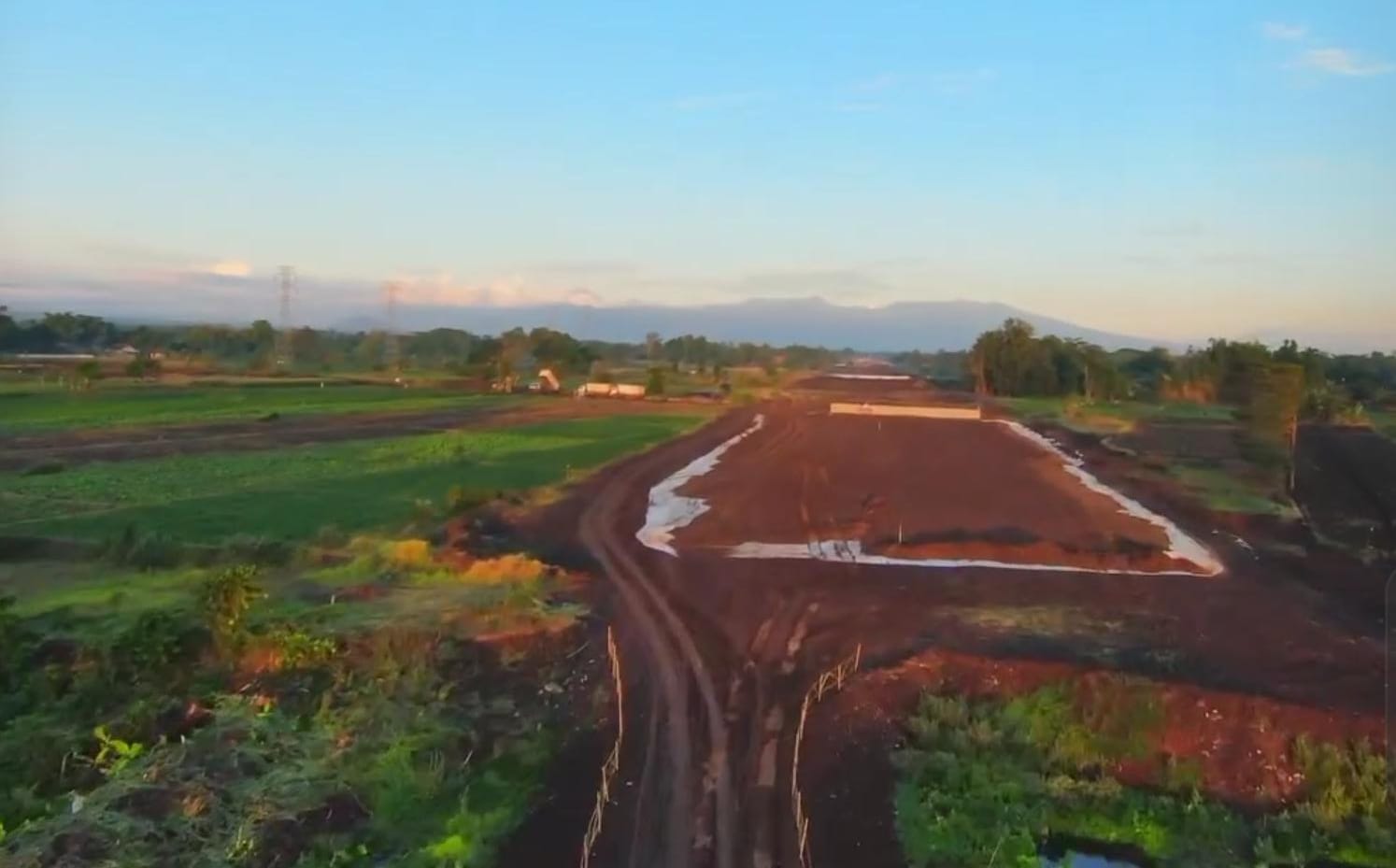 Proyek pengerjaan tol Probowangi di Paiton Probolinggi. (ig @andixiswandi)