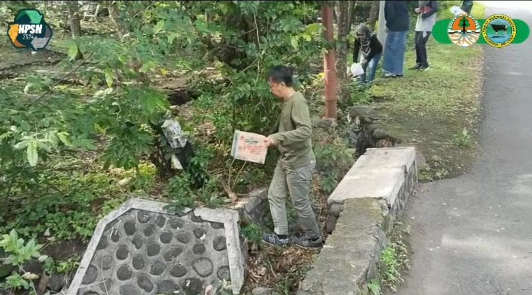 Aksi bersih-bersih di TN Baluran Situbondo. (doc @btn_baluran)