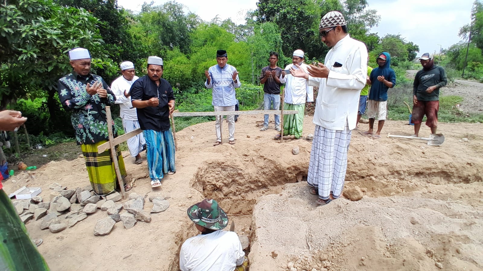 SIMBOLIK: KH. Ubat Yamin (kanan), dan KH. Faruk Amiruddin (kiri) memabacakan doa peletakan batu pertama pembangunan masjid Nur Ahmad, di Dusun Curah Saleh, Desa Seletreng, Kecamatan Kapongan, Minggu