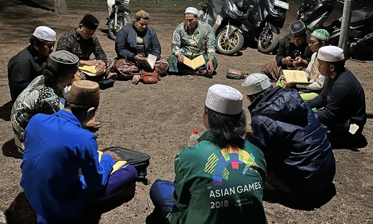 RUTINAN: Alumni Santri Pondok Pesantren Nurul Huda, ngaji kitab kuning di pinggir pantai Dusun Selasaan, Desa Seletreng, Kecamatan Kapongan, Minggu (25/2) dini hari.