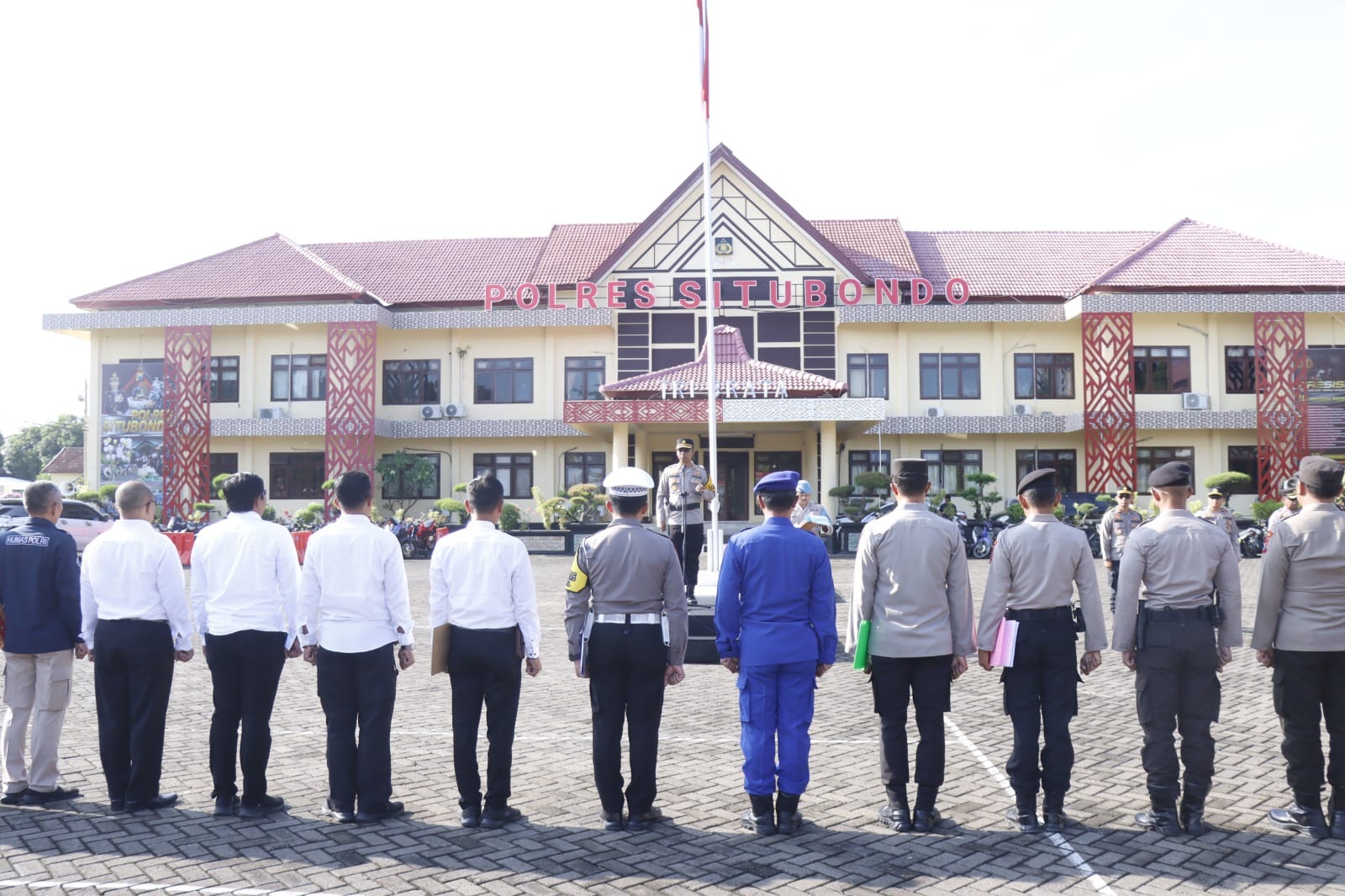 Kapolres Dwi saat memimpin apel di halaman Mapolres Situbondo. (Muhammad Khoirul Rizal/RadarSitubondo.id)