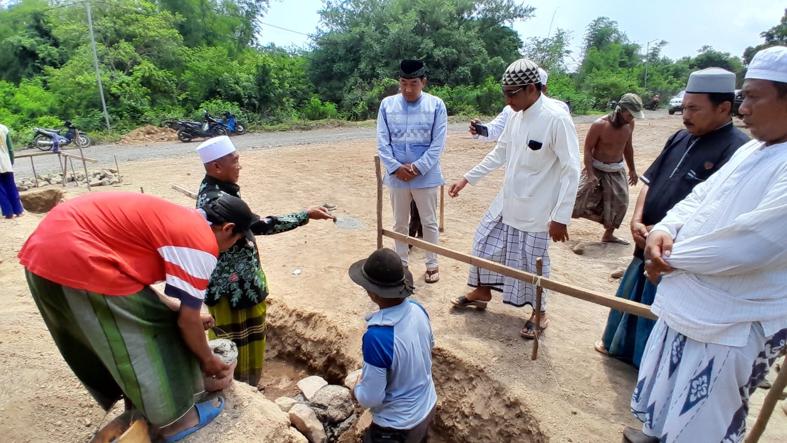 MOMEN SERU: KH. Ubat Yamin (kiri) dan KH. Faruk Amiruddin (kanan) berbincang-bincang santai dengan pemilik CV Lintang Timur Jaya, H. Ahmad Mujiono, di lokasi pembangunan masjid nur ahmad, Minggu