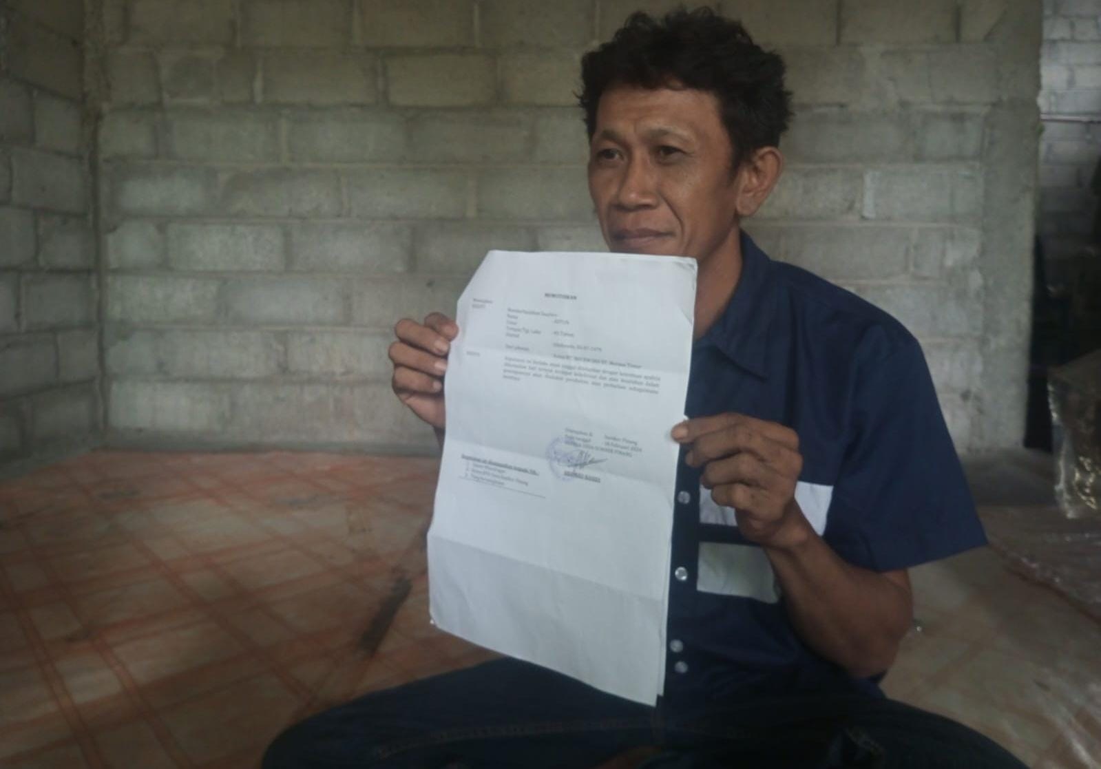 KECEWA:  Astun, ketua RT.03 RW.03 Desa Sumberpinang, Kecamatan Mlandingan, menunjukan surat pemecatan dari desa, Senin (26/2).