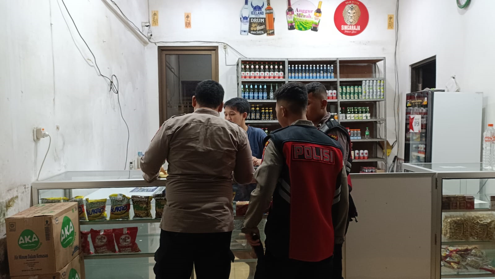 OPERASI MIRAS: Anggota Samapta Polres Situbondo menggerebek toko Hokky, di Jalan WR Supratman, Kota Situbondo, Minggu malam (26/2).
