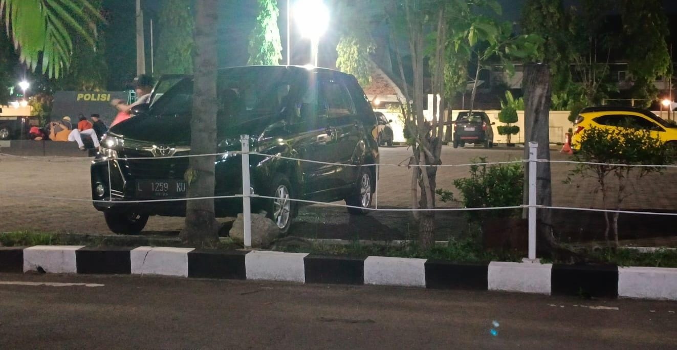 TAK BERSERAGAM:  Tim Penyidik Komisi Pemberantasan Korupsi (KPK) RI berada di halaman Mapolres Situbondo, Selasa lalu (28/2).