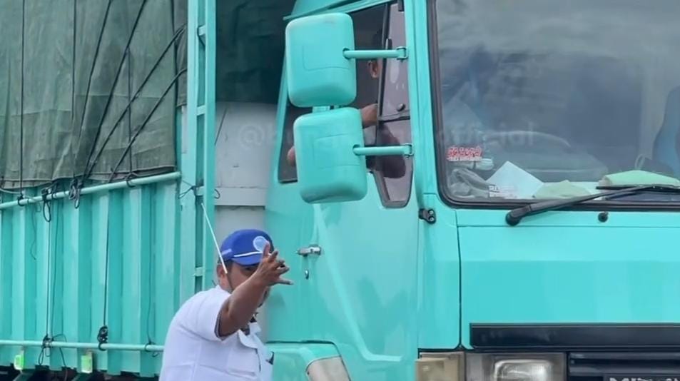 Petugas saat mengarahkan sopir truk di Pelabuhan Jangkar. (Khoirul Rizal/RadarSitubondo.id)