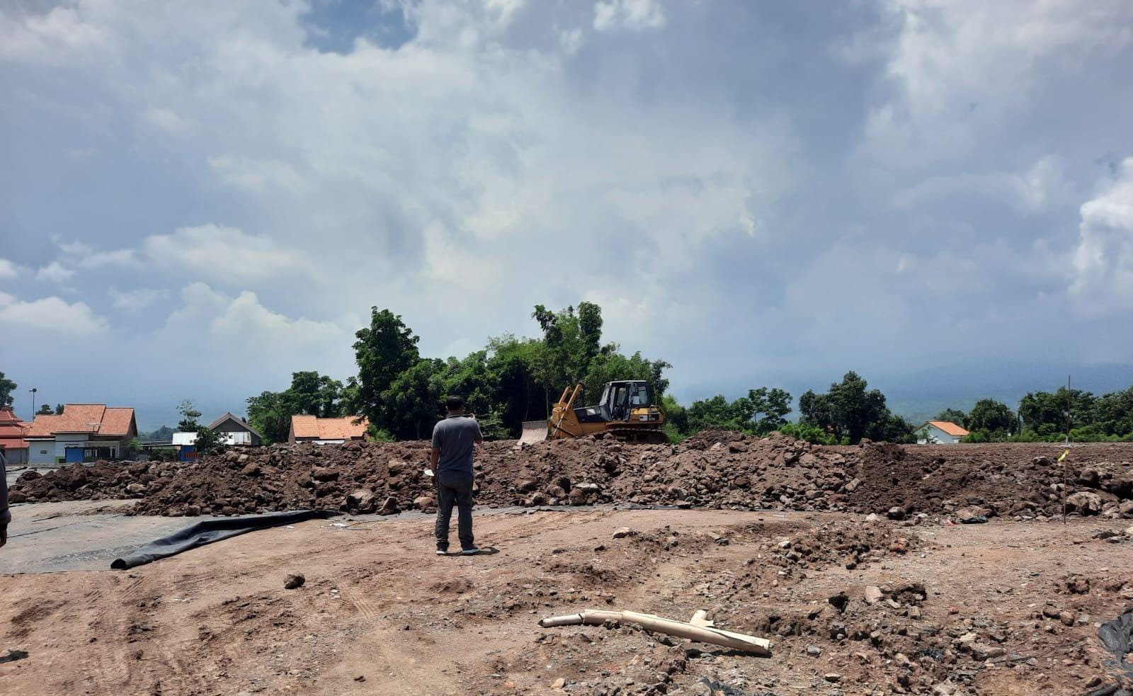 PROYEK TOL:  Pekerja tol Probowangi sibuk menjahit terpal untuk pemerataan tumpukan tanah, pekan lalu (13/2).