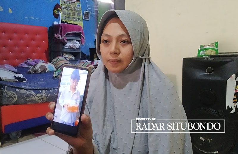 KENANGAN: Suyanti menunjukkan foto Bintang Balqis Maulana di rumahnya di Dusun Kendenglembu, Desa Karangharjo, Glenmore, Banyuwangi, Selasa (27/2).