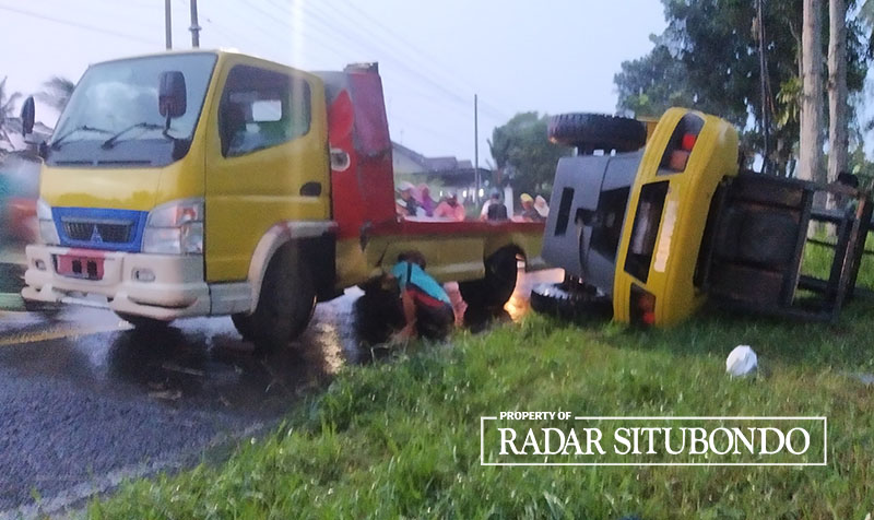 GULING: Forklif yang diangkut truk terguling di tikungan Dusun Wadung Dollah, Desa Kaligondo, Kecamatan Genteng pada Senin (26/2) petang.