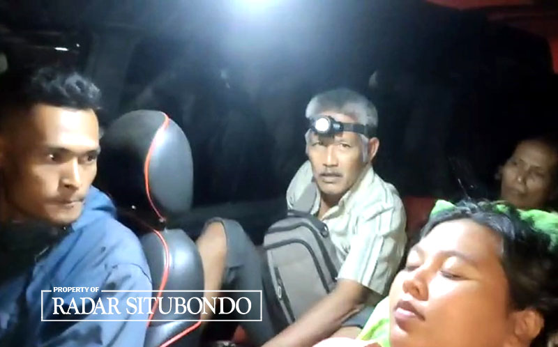 BERJUANG: Ike Desi Setyo Restanti (kanan) dalam perjalanan dari Dusun Sukamade menuju RS Al Huda Gambiran untuk persalinan pada Senin (26/2) malam.
