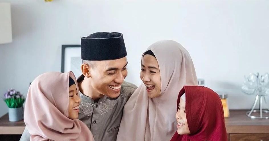 Ilustrasi keluarga yang mengajarkan anak berpuasa. (ig @smarthafidzstore)