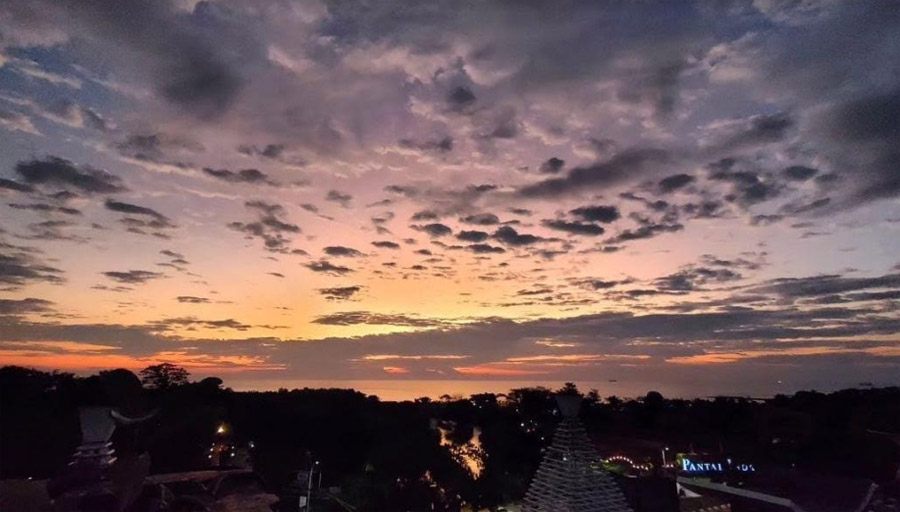 Ilustrasi pergantian bulan di sore hari. (ig @opiesdar)