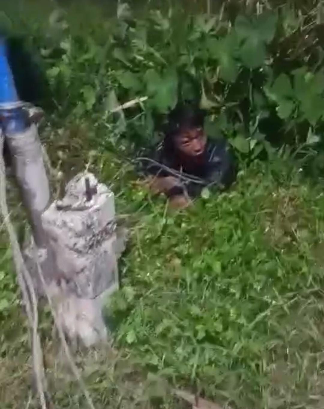 BABAK BELUR: Lutfi, 32, warga Desa Oleyan, Kecamatan/Kota Situbondo, diikat ke trotoar di pinggiri Jalan Raya, Dusun Setonggek, Desa Seletreng, Kecamatan Kapongan, Kamis(29/2) pukul 01.30 dinihari.