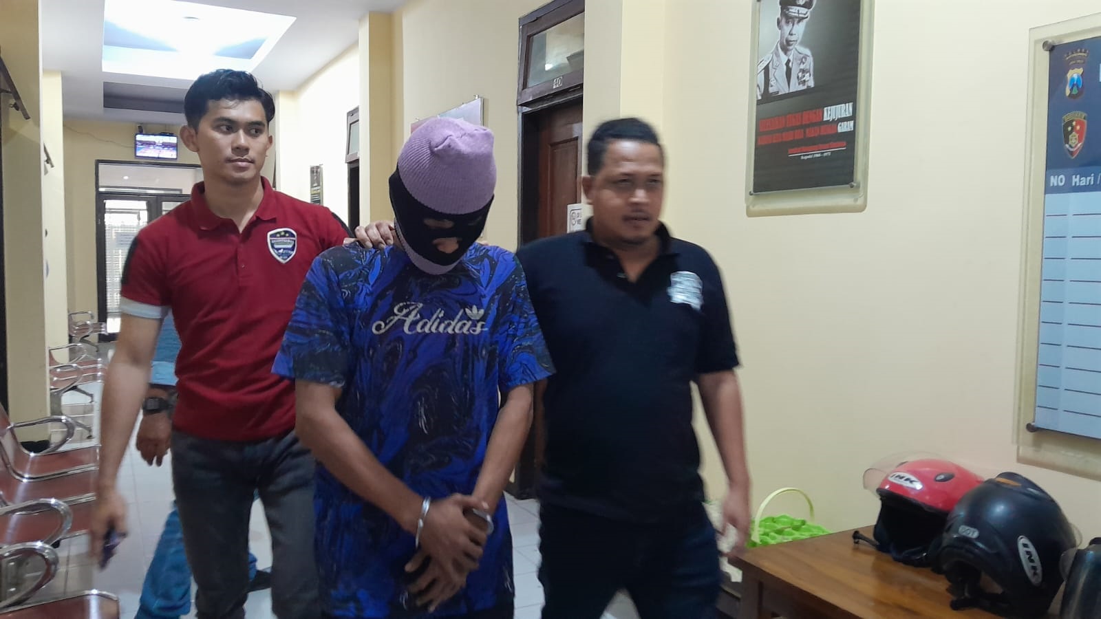 DIBORGOL: Lutfi, 32, warga Desa Oleyan, Kecamatan/Kota Situbondo, dikeler ke ruang penyidik Reskrim Polres Situbondo, Kamis (29/2).
