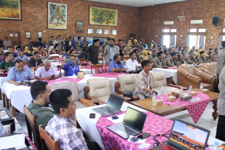 DIWARNAI PROTES: Suasa pelaksanaan rekapitulasi hasil pemilu kabupaten di ruang pertemuan hotel SanSui, Kamis (29/2).