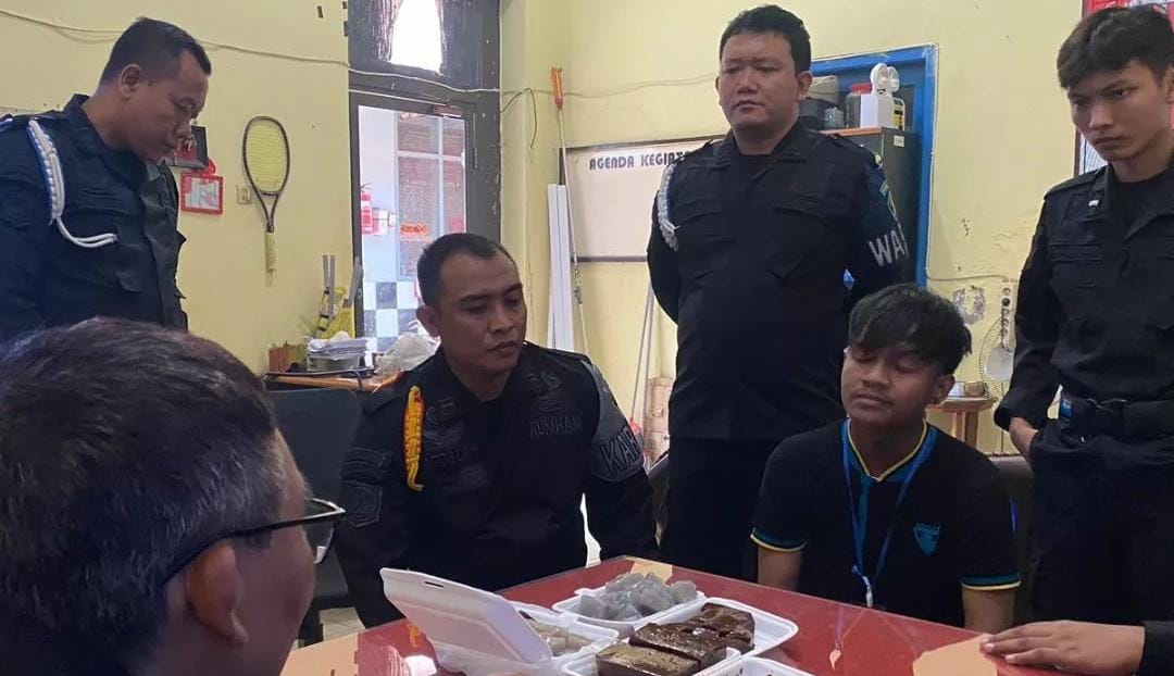 GL saat diamankan petugas Rutan Situbondo. (Khoirul Rizal/RadarSitubondo.id)
