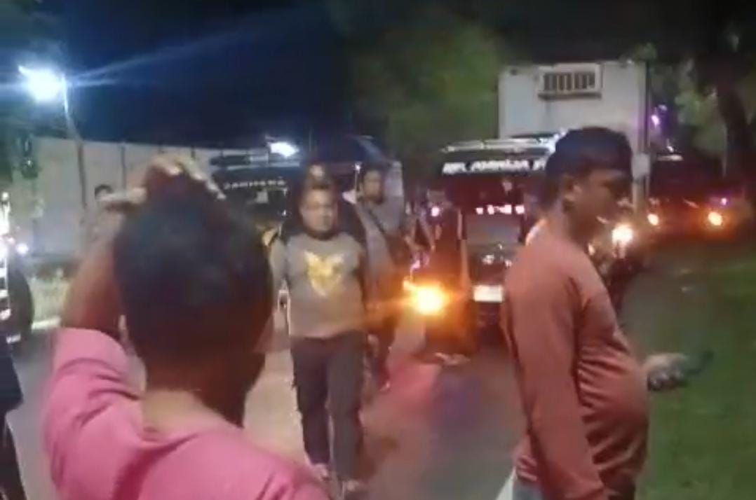 Polisi saat datang hendak mengamankan pelaku pemalakan sopir truk di jalur Pantura Situbondo. (tangkapan layar)