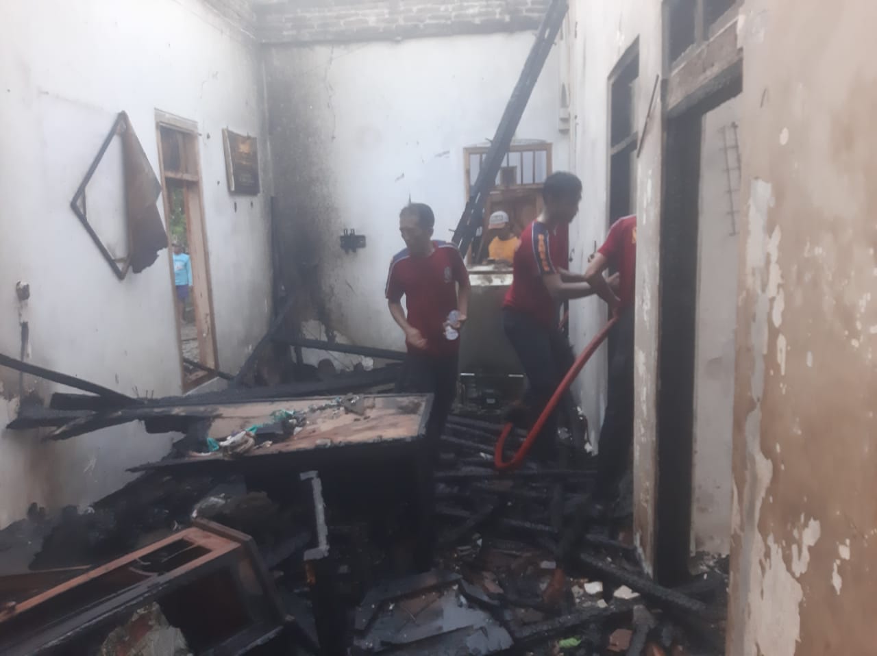 Kondisi rumah saat hangus dilalap si jago merah. (Khoirul Rizal/RadarSitubondo.id)