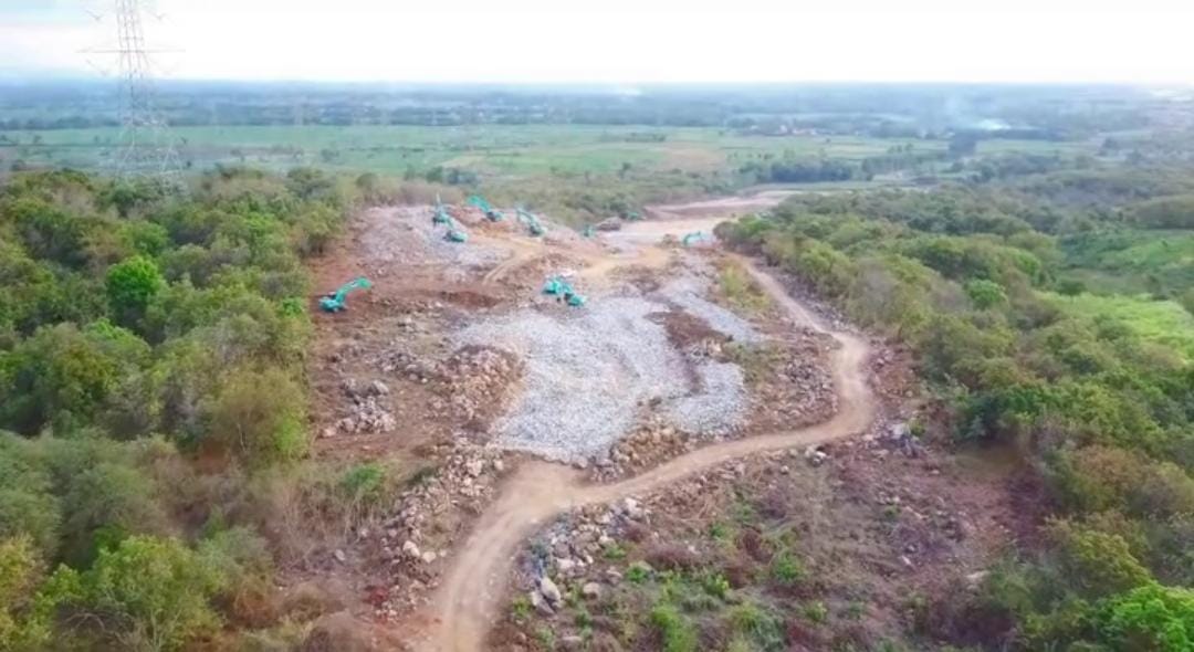 Pembelahan bukit untuk tol Probowangi. (ig @andixiswandi)