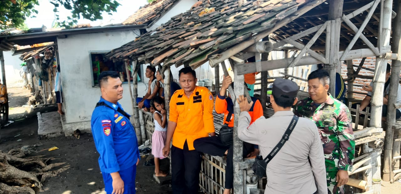 Petugas yang mulai melakukan rencana pencarian. (Khoirul Rizal/RadarSitubondo.id)