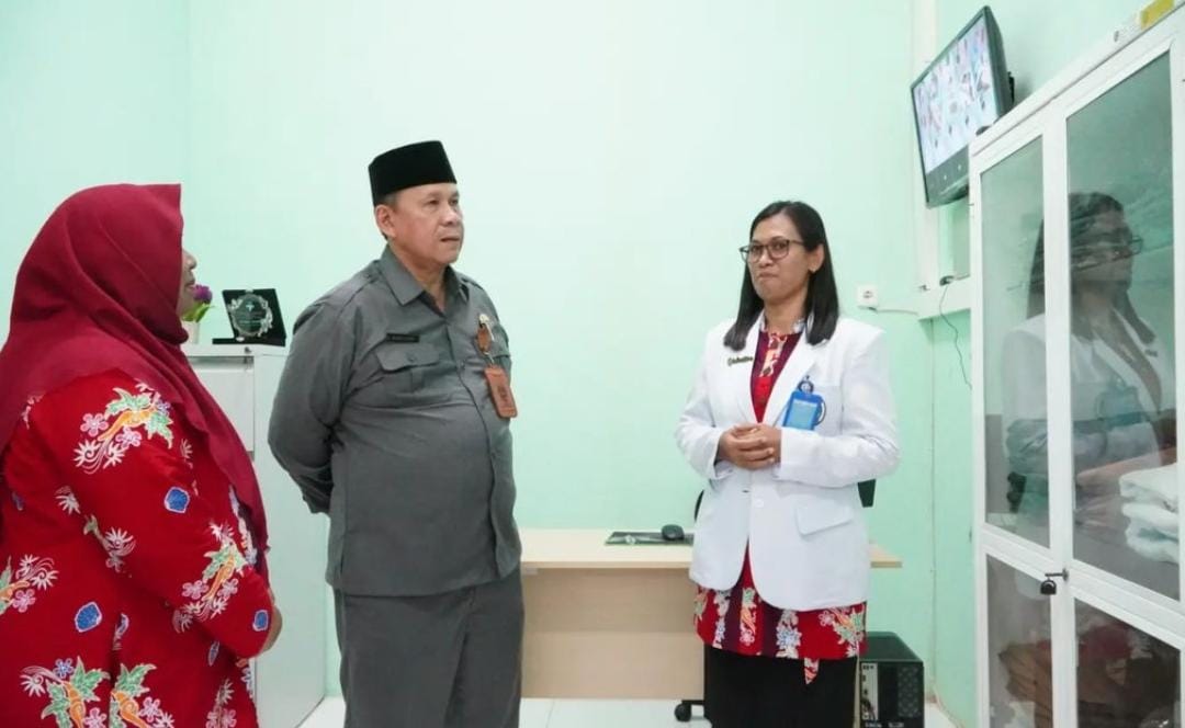 Sekda Situbondo Wawan Setiawan saat melihat unit jiwa di RSAR. (Khoirul Rizal/RadarSitubondo.id)