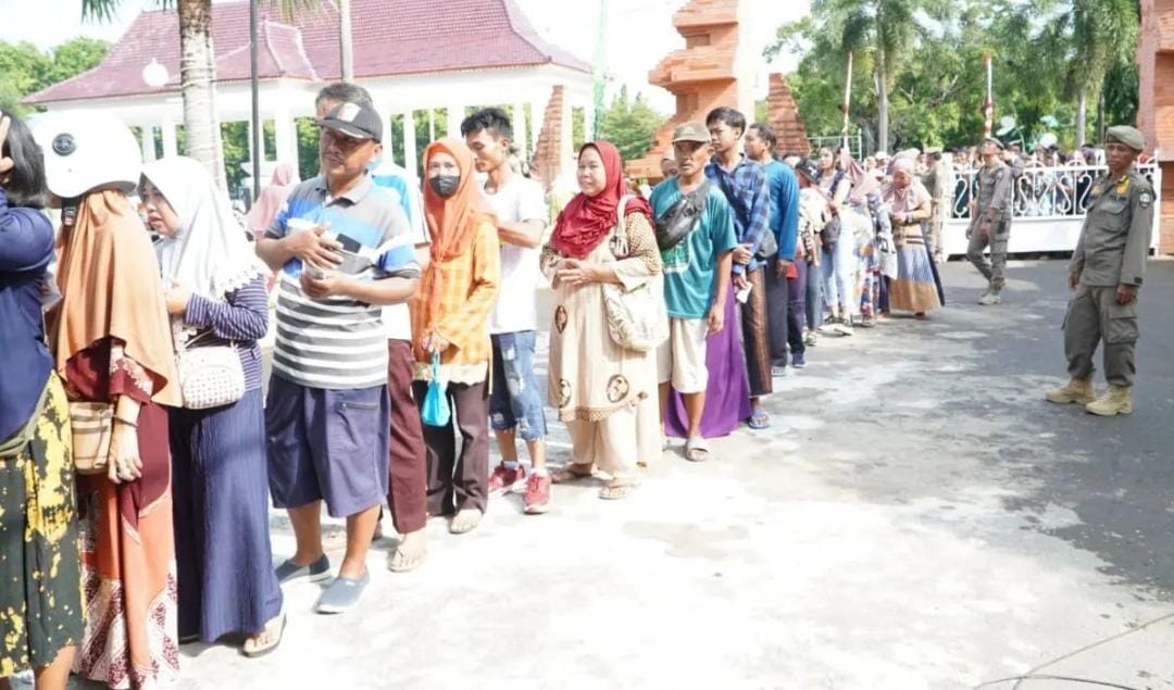 Masyarakat mengantri untuk pasar murah yang digelar Pemkab Situbondo. (Khoirul Rizal/RadarSitubondo.id)