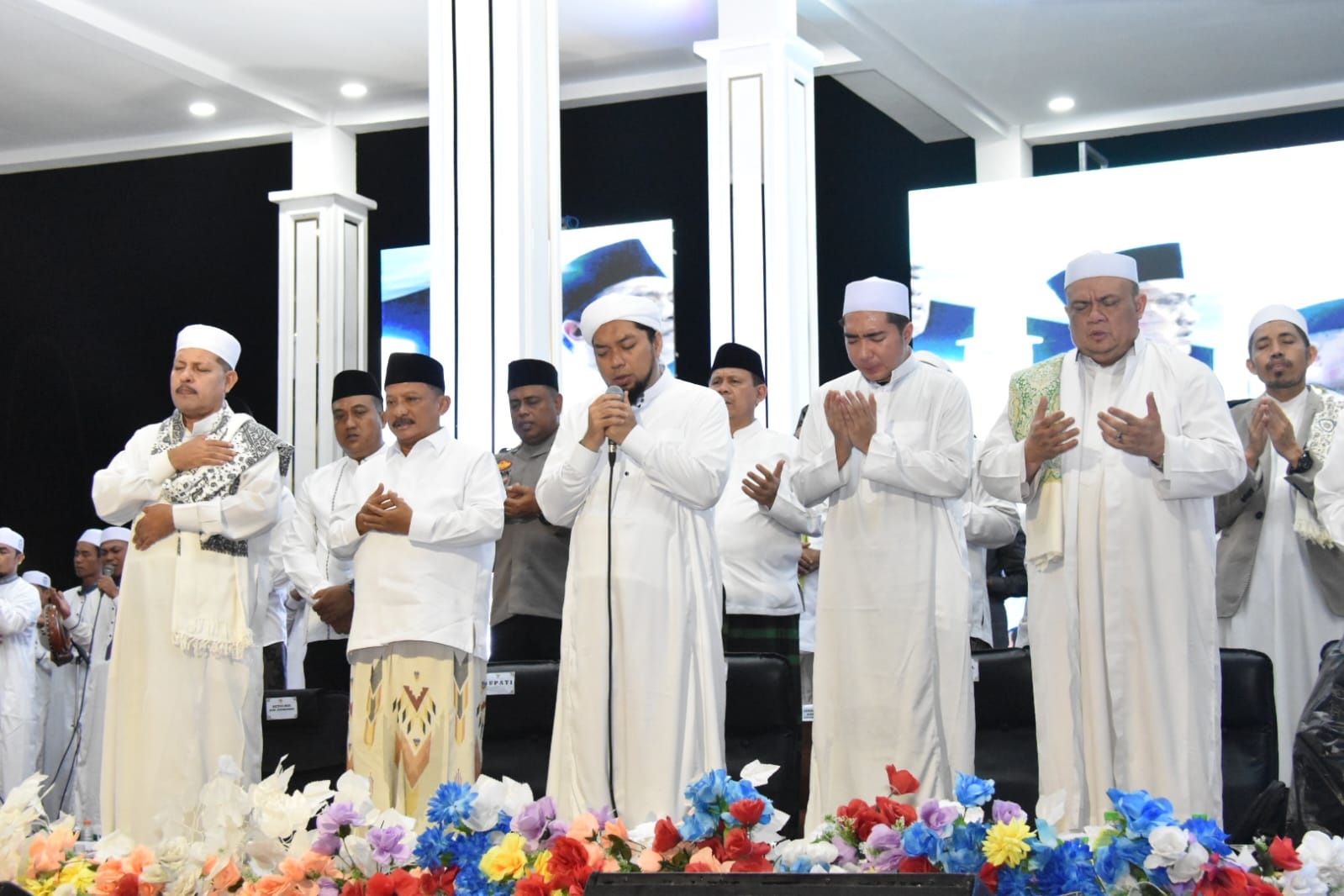 BERDAMPINGAN : Bupati Situbondo, Drs. Karna Suswandi bersama Pengasuh Ponpes Salafiyah Syafi