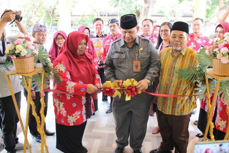 LAUNCHING: Sekda Situbondo, Wawan Setiawan memotong pita untuk pembukaan gedung rawat inap jiwa di RSAR, di wilayah Kelurahan Patokan, Kecamatan Kota, Sabtu (2/3) lalu.