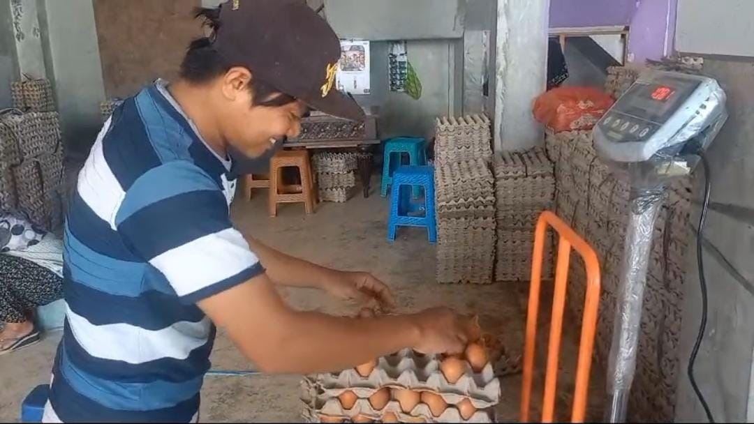 MEROKET: Penjual telur menimbang telur ayam sebelum dijual, Senin (4/3)