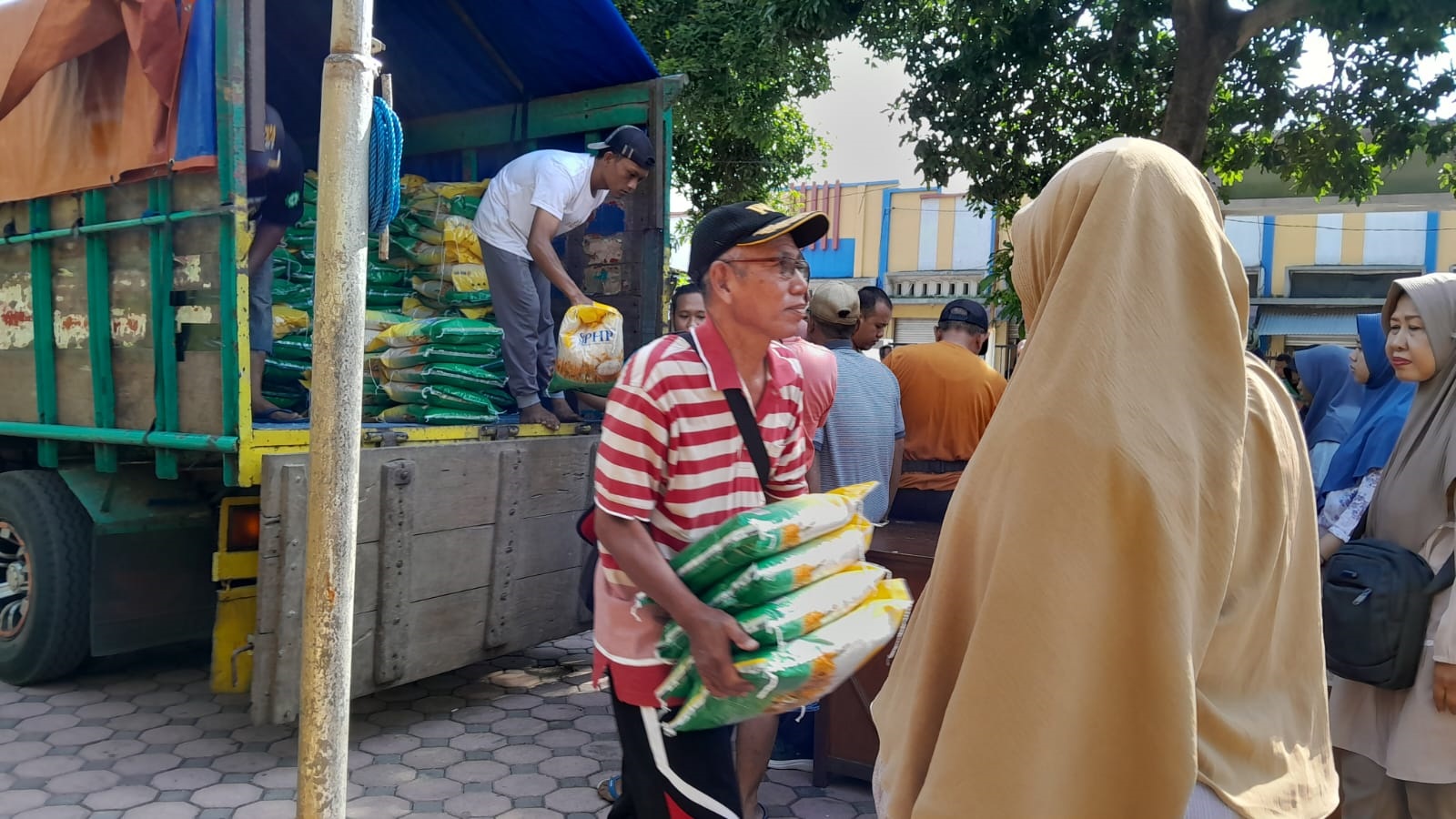 BERAS MURAH : Warga membawa beras SPHP yang di jual di kantor Kelurahan Mimbaan, Kecamatan Panji, Belum lama ini.