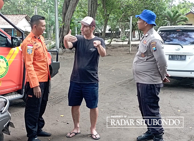 Gregor Charles memberikan keterangan kepada Basarnas dan anggota Posal Grajagan terkait hilangnya Gunther Henry Kitzler saat berselancar di perairan Plawangan Purwoharjo, Banyuwangi, Senin (4/3).