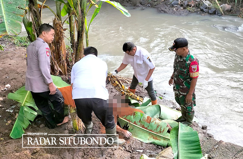 Jenazah Dodik Saputro dievakuasi petugas medis bersama anggota Polsek dan Koramil Cluring dari Sungai Simbar di Karangrejo, Desa/Kecamatan Cluring, Senin (4/3).
