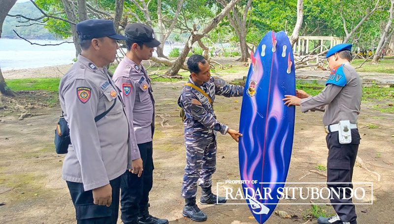 BARANG BUKTI: Papan selancar yang dipakai Gunther Henry Kitzler untuk sementara diamankan di Polsek Purwoharjo, Senin (4/3).