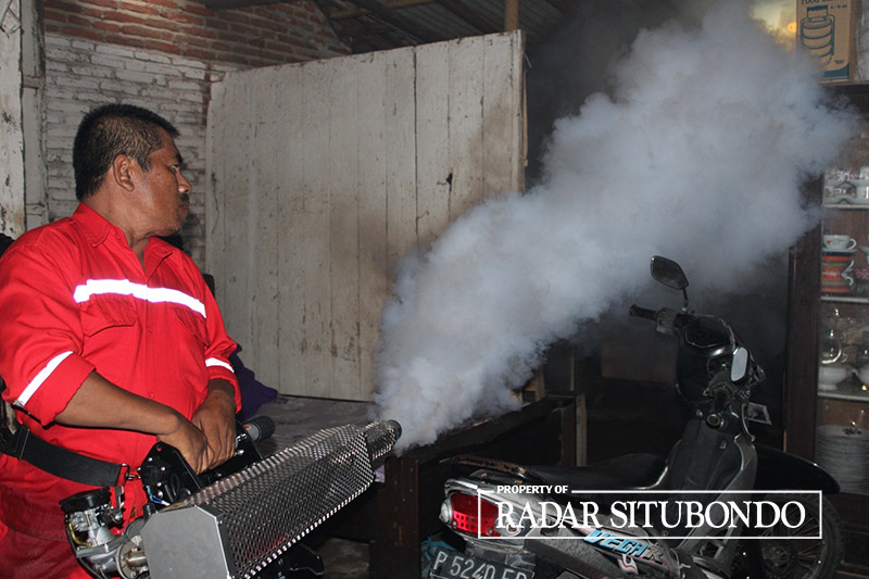 ANTISIPASI DBD: Petugas kesehatan melakukan fogging di Desa Sumberkolak, Kecamatan Panarukan, Selasa (5/3).