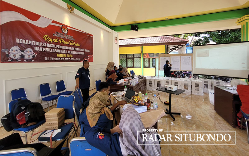 PEMILU: Petugas PPK melakukan sinkronisasi data suara caleg di Kantor Kecamatan Kota Situbondo, beberapa waktu lalu.