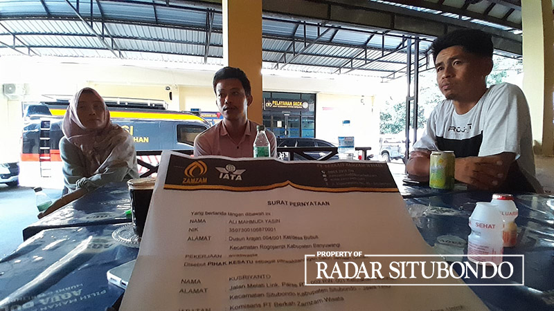 Calon jamaah umrah asal Rogojampi, Banyuwangi, melapor ke Polres Situbondo usai mendatangi rumah direktur PT. Berkah Zam-Zam wisata, di Desa Talkandang, Kecamatan/Kota Situbondo