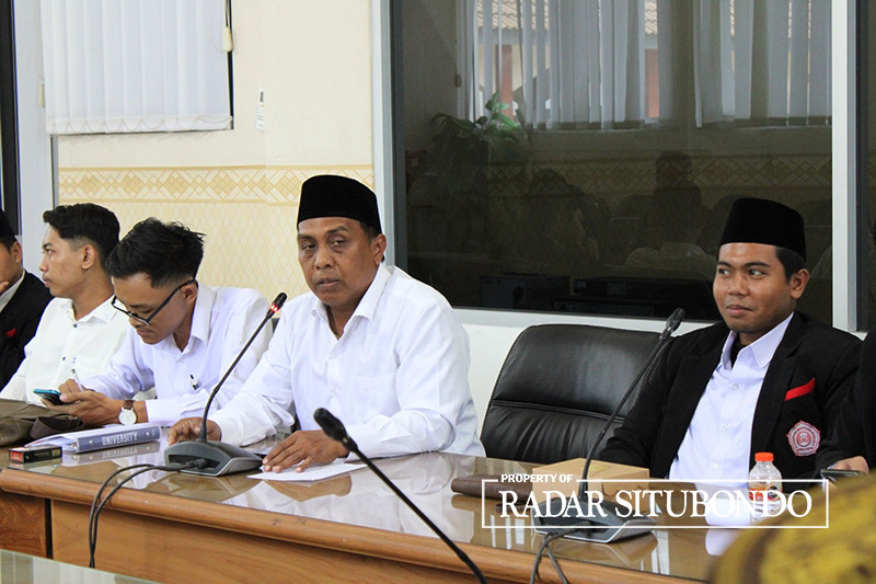 Pembina Lembaga Bantuan Hukum (LBH) Mitra Santri, Abdurrahman (tengah) bersama anggota saat melakukan audiensi di kantor DPRD Situbondo, beberapa waktu lalu.
