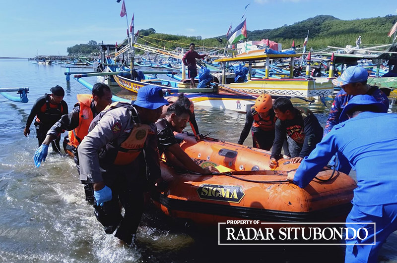 Mayat Gunther Henry Kitzler asal Australia yang ditemukan di Pantai Marengan dibawa ke Pelabuhan Grajagan, Kecamatan Purwoharjo dengan dinaikkan perahu karet, Selasa (5/3).