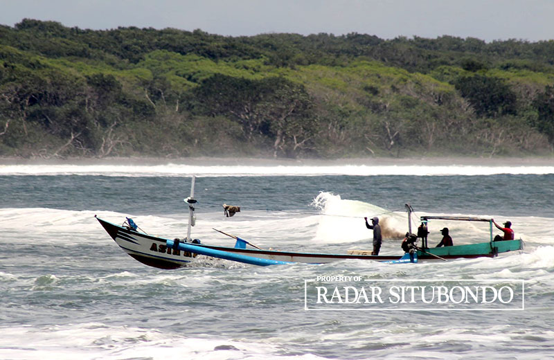 JALUR MAUT: Nelayan dengan naik perahu melintasi Perairan Plawangan, Desa Grajagan, Kecamatan Purwoharjo, Selasa (5/3).